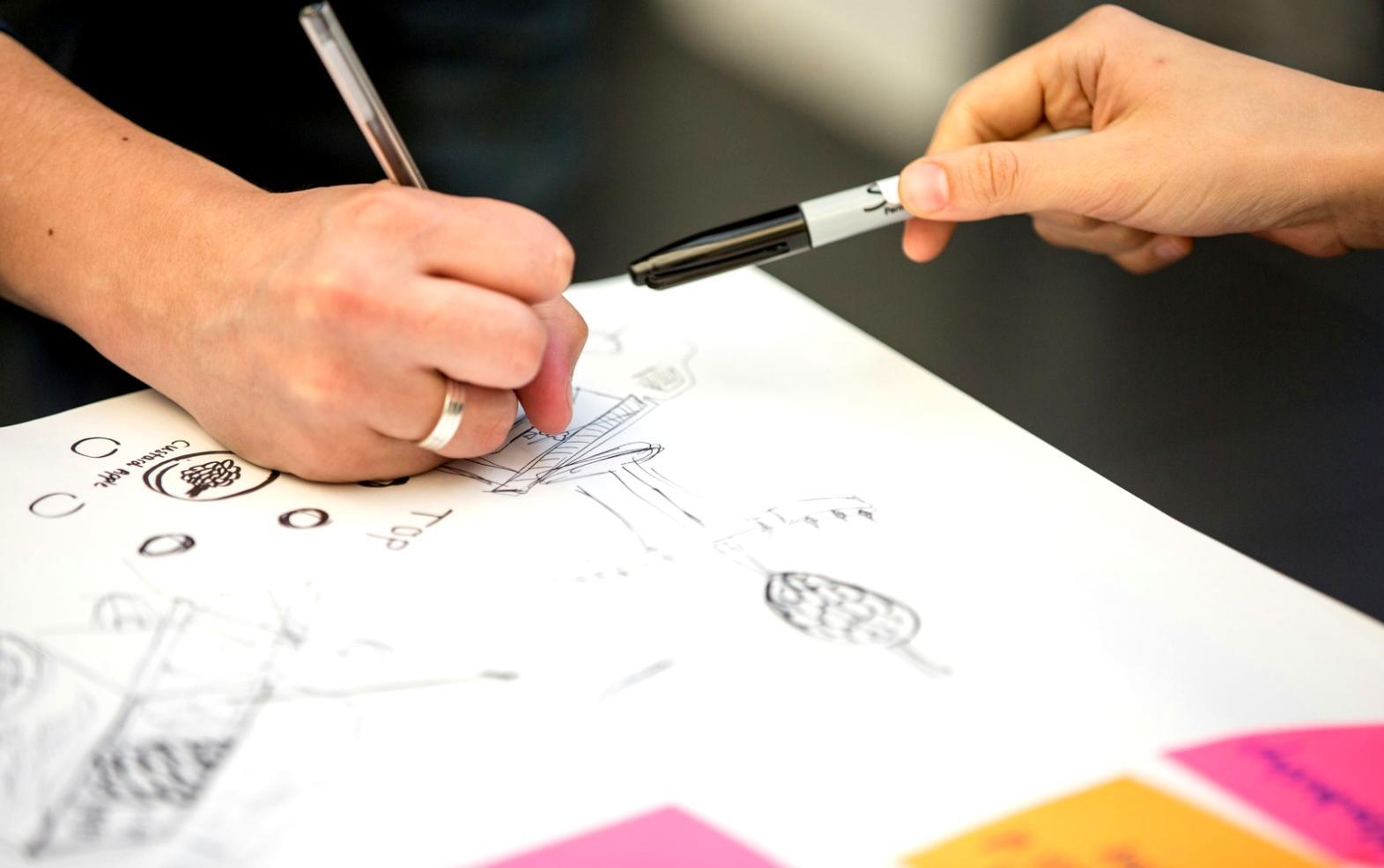Team di lavoro che analizza strategie SEO su computer