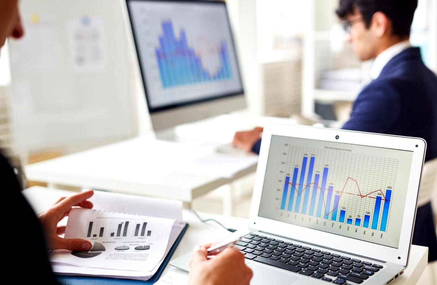 Analisi SEO dettagliata su computer mostrando grafici di crescita del traffico organico